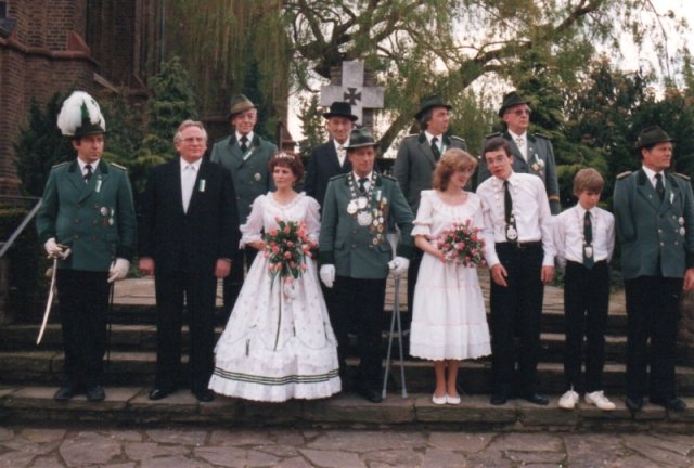 1983 Vorbeimarsch an der Kirche